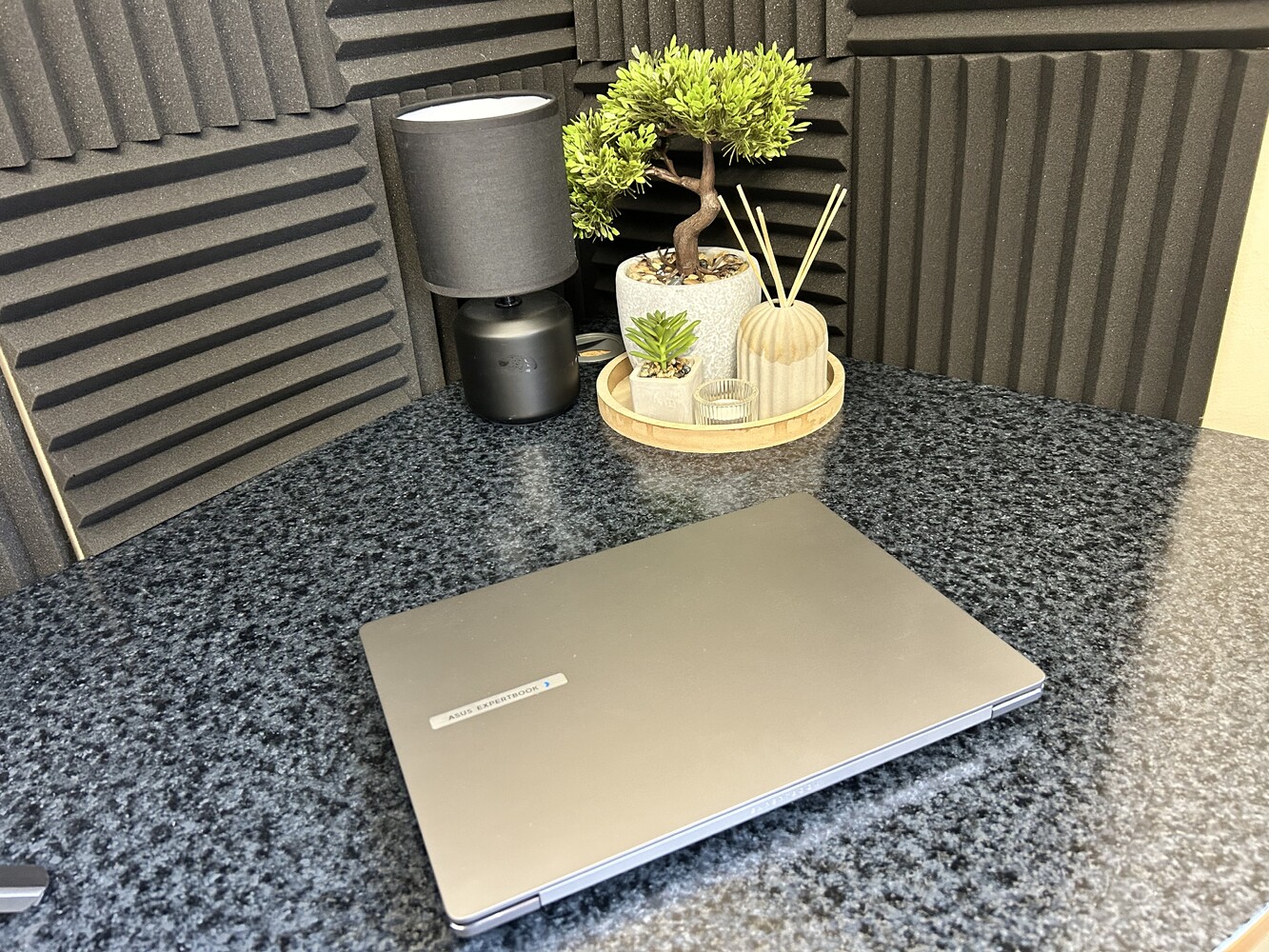 asus expertbook closed